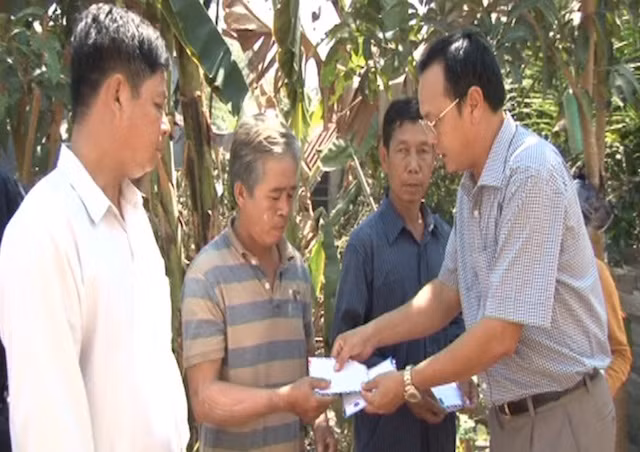Lãnh đạo thị xã Hồng Ngự thăm hỏi, động viên các gia đình và trao tiền hỗ trợ