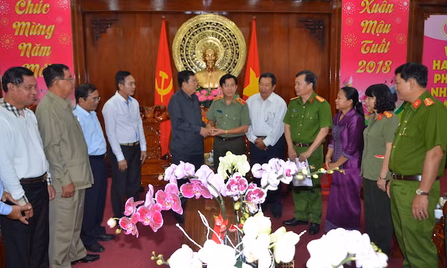 Ban giám đốc Công an Đồng Tháp và Đoàn công tác của Ty Công an tỉnh PrâyVeng.