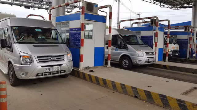 Các tài xế cho phương tiện đồng loạt án ngữ tại làn thu phí Trạm T2, gây ùn tắc trên quốc lộ 91.