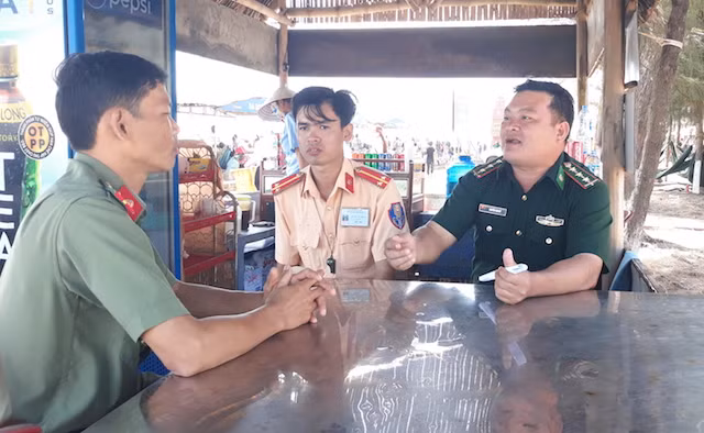 Thượng úy Nguyễn Văn Mỹ (ngoài cùng bên phải) đang kể lại sự việc.