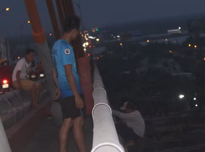Nam thanh niên nghi ngáo đá, doạ nhảy cầu Rạch Miễu.