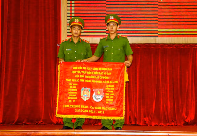 Đại diện Cảnh sát cơ động – Công an tỉnh Hậu Giang bàn giao cờ đăng cai cụm trưởng cho Cảnh sát cơ động – Công an tỉnh Kiên Giang.
