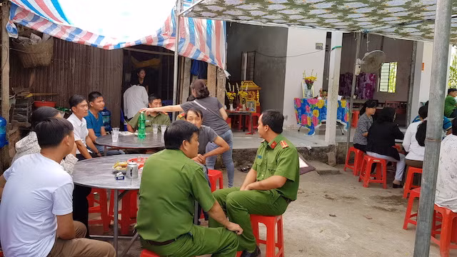 Lực lượng Công an, ngành chức năng và người dân đến chia buồn, hỗ trợ cho gia đình nạn nhân.