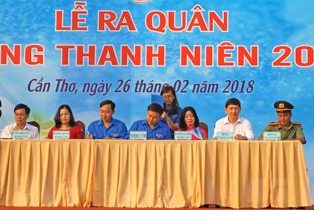 Thiếu tá Lê Việt Trung - Phó phòng Công tác chính trị đại diện cho lực lượng thanh niên Công an thành phố ký giao ước thi đua năm 2018 với các sở, ngành.