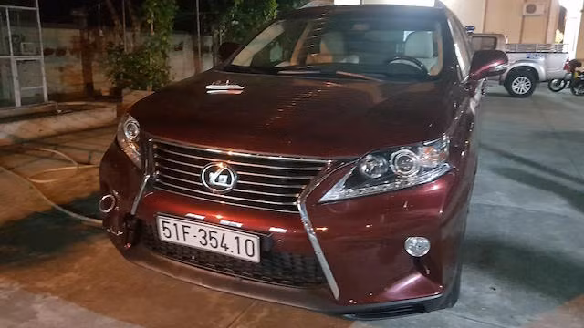 Sơn cùng chiếc ôtô Lexus RX350.