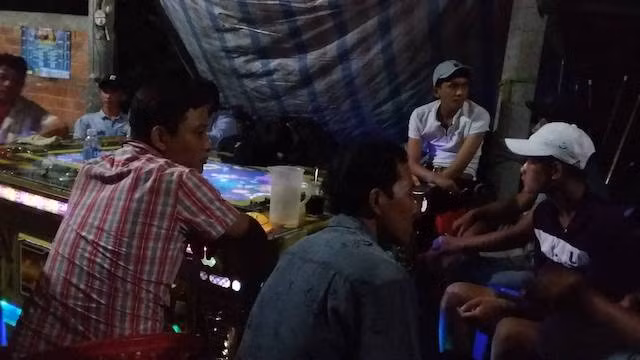 Nhóm người chơi game bắn cá bị bắt quả tang.