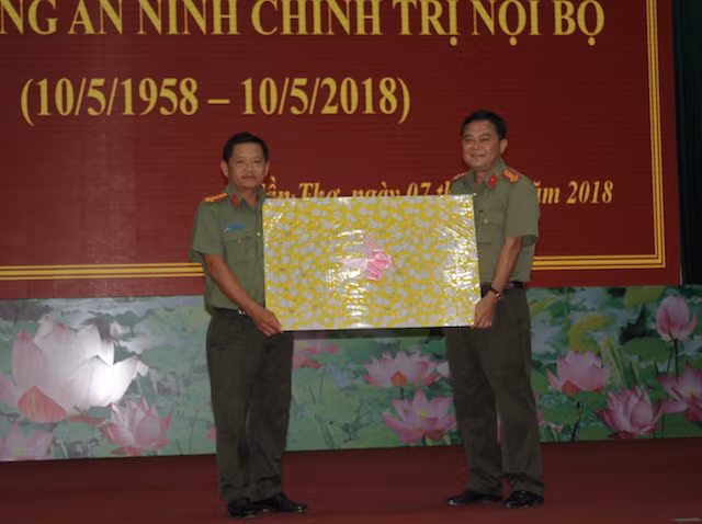Đại diện Công an tỉnh Hậu Giang tặng qua cho lãnh đạo Phòng An ninh chính trị nội bộ Công an TP Cần Thơ.