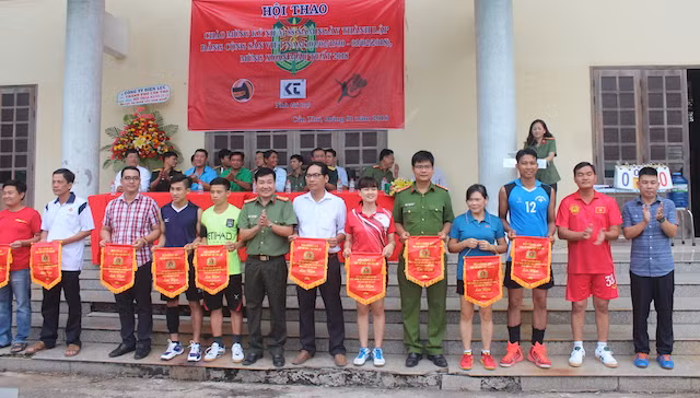 Ban tổ chức trao cờ lưu niệm cho các đơn vị tham gia hội thao.
