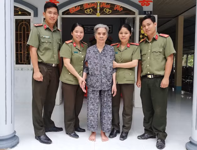 Công an Trà Vinh trao quà cho các Mẹ Việt Nam anh hùng.