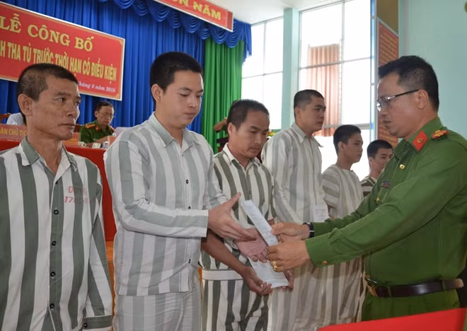 Đại tá Phạm Chí Trường, Giám thị trại giam Châu Bình trao quyết định tha tù trước thời hạn cho các phạm nhân.