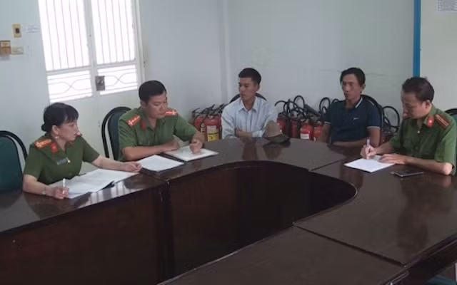 Công an Trà Vinh làm việc cùng đối tượng và phương tiện vi phạm.