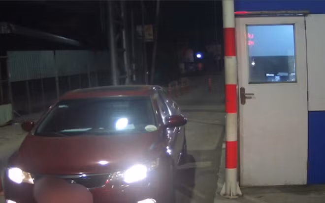 Xe ôtô dừng tại Trạm T2, không chịu mua vé vào cuối tháng 2.
