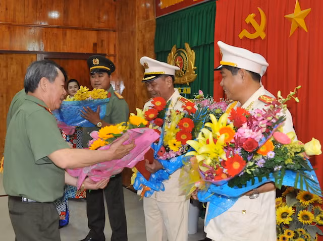 Trung tướng Nguyễn Thanh Nam, Phó Tổng cục trưởng phụ trách Tổng cục Chính trị Công an nhân dân tặng hoa cho Thiếu tướng Lê Văn Út và Đại tá Nguyễn Văn Hiểu.