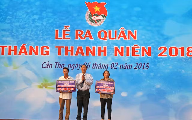 Đồng chí Lê Văn Tâm – Phó Chủ tịch Thường trực UBND thành phố Cần Thơ bàn giao kinh phí xây dựng nhà cho 02 hộ gia đình có hoàn cảnh khó khăn.