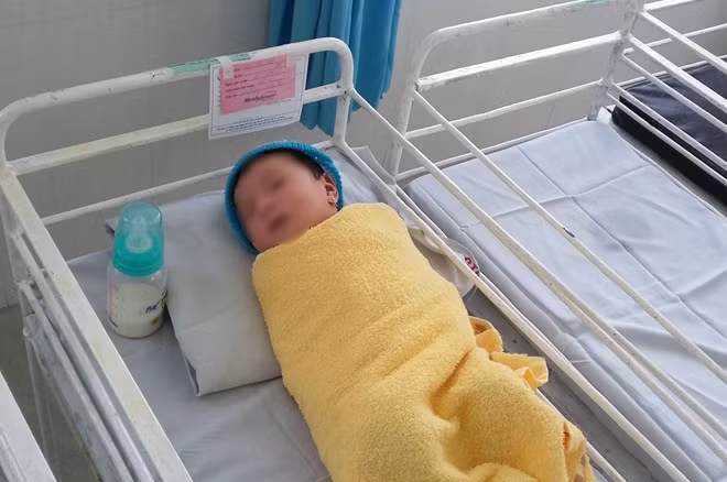 Bé gái bị sản phụ bỏ rơi tại bệnh viện.