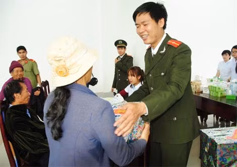 Đoàn Thanh niên Bộ Công an trao quà cho các bệnh nhân.