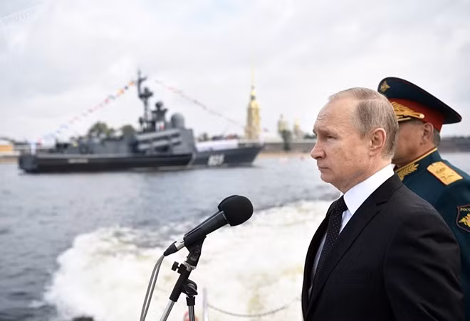 Tổng thống Putin đã thị sát buổi diễu binh, ông cho biết: "Có nhiều việc cần làm để phát triển và hiện đại hóa hải quân... Hải quân không chỉ đang xử lý những nhiệm vụ truyền thống và còn phải đối phó với những thách thức mới, tạo ra đóng góp lớn cho cuộc chiến chống chủ nghĩa khủng bố và cướp biển".