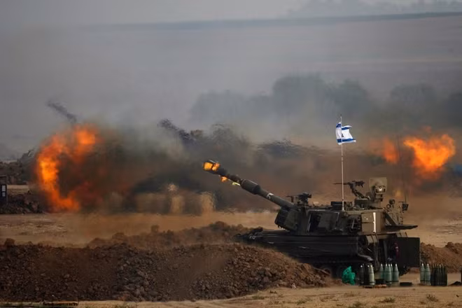 Một khẩu đội pháo của Israel gần biên giới với Gaza. Ảnh: ITN