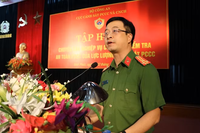 Thượng tá Bùi Quang Việt, Phó Cục trưởng Cục Cảnh sát PCCC và CNCH, Bộ Công an phát biểu khai mạc lớp tập huấn.