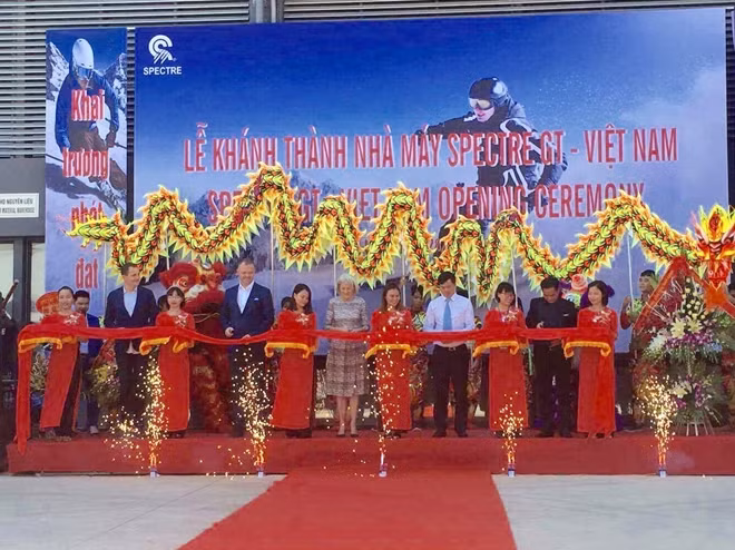 Đại sứ Charlotte Laursen và Chủ tich Công ty Spectre GT-Vietnam Jesper Klausen cùng đại biểu cắt băng khánh thành.