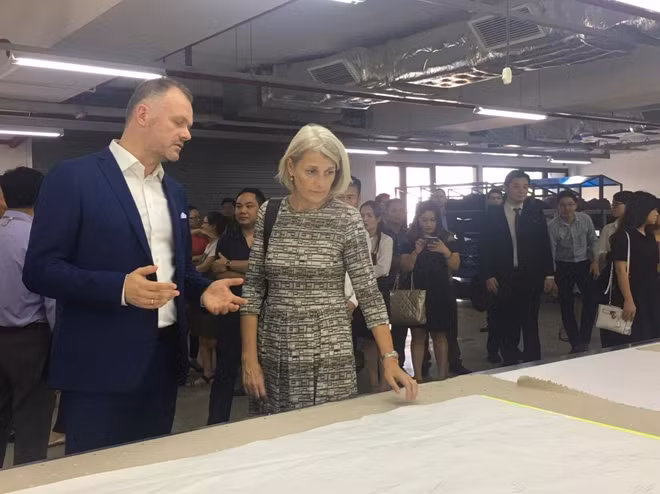 Đại diện công ty Spectre giới thiệu về quy trình chọn và kiểm tra vải.