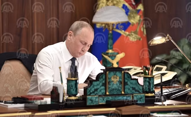 Tổng thống Putin ngồi làm việc tới phút cuối cùng. Ảnh: AIA