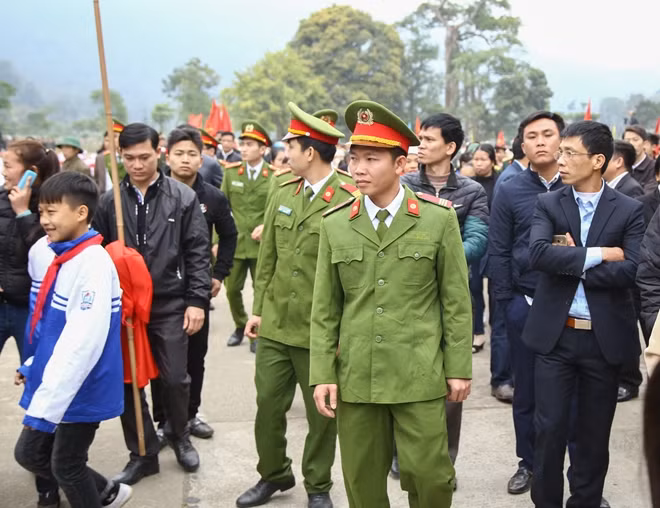 Các chiến sĩ Công an đảm bảo an ninh, trật tự tại buổi lễ.