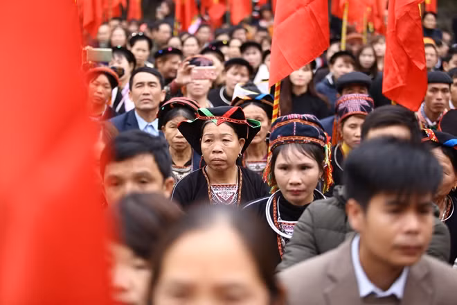 Đông đảo bà con dân tộc tham dự buổi lễ.