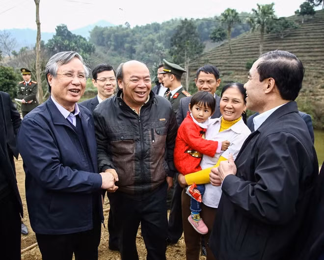 Đồng chí Trần Quốc Vượng thăm hỏi gia đình một người dân địa phương sau lễ phát động Tết trồng cây.