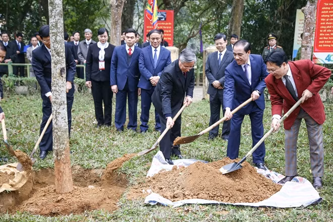 Đồng chí Trần Quốc Vượng trồng cây lưu niệm tại Đình Tân Trào.