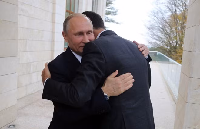 Tổng thống Syria Bashar al-Assad ôm và cám ơn Tổng thống Putin vì sự giúp đỡ ở Syria. Ảnh: Sputnik