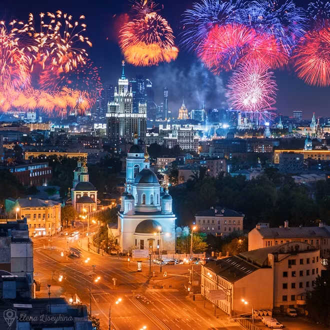 Quảng trường Đỏ lịch sử, những công trình cổ kính và nổi tiếng ở Moscow, Nga là một trong những nơi tuyệt nhất đón giao thừa. Năm nay, Moscow càng hấp dẫn khi thời tiết khá ấm, tuyết chỉ phủ một lớp mỏng, tạo ra khung cảnh tuyệt vời.