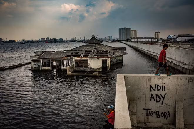 Một đoạn tường ngăn nước biển ở Jakarta. Ảnh: AP