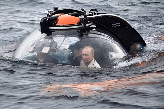 Ông Putin cùng các chuyên gia trên tàu lặn C-Explorer 3.11. Ảnh: Sputnik