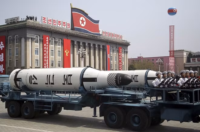 Tên lửa của Triều Tiên trong một lần duyệt binh tại Bình Nhưỡng. Ảnh: KCNA