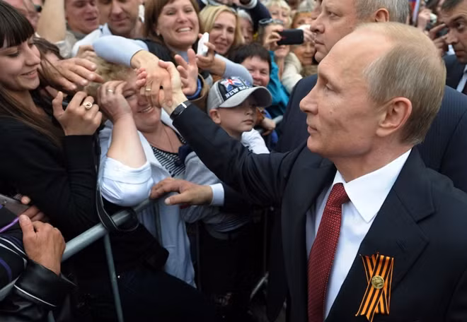 Tổng thống Putin trong vòng vây của người dân Nga. Ảnh: ITN