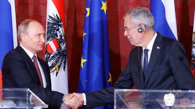 Tổng thống Nga Putin và người đồng cấp Áo Alexander Van der Bellen. Ảnh: Reuters