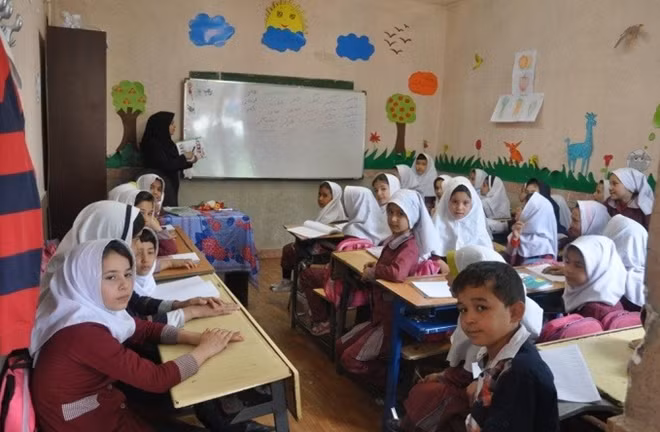 Bên trong một lớp học ở bậc tiểu học tại Iran. Ảnh: ITN