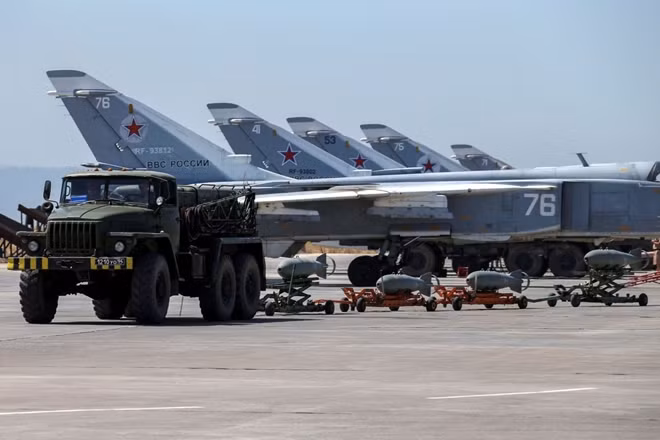 Các thiết bị quân sự của Nga bên trong căn cứ Hmeymim ở Syria. Ảnh: Sputnik