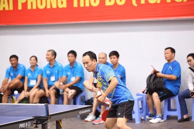 Các vận động viên thi đấu trong ngày đầu tiên.