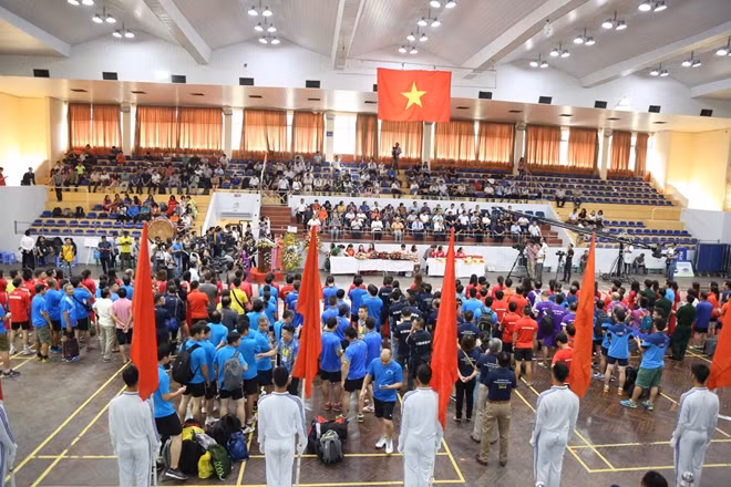 Đông đảo vận động viên, khán giả tại lễ khai mạc.