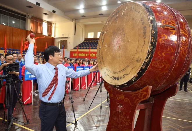 Ông Hồ Quang Lợi, Phó Chủ tịch Thường trực Hội Nhà báo Việt Nam, Trưởng ban Tổ chức giải đánh trống khai mạc.