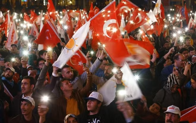 Người ủng hộ ông Erdogan xuống đường ăn mừng chiến thắng. Ảnh: Reuters
