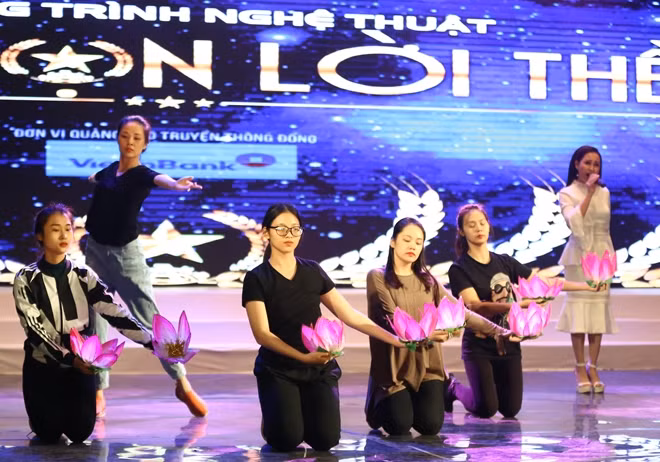 Các nghệ sĩ hăng say tập luyện lần cuối trước giờ lên sóng.