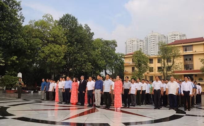 Học viên khoá D16 Học viện ANND kính cẩn trước tượng đài Bác và các cố Bộ trưởng Bộ Nội vụ, Bộ Công an.