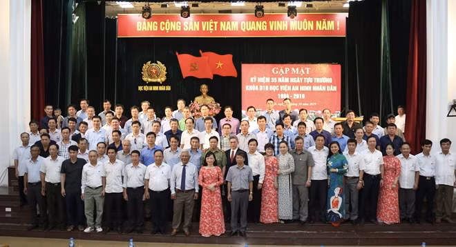 Lãnh đạo Học viện ANND, Ban Liên lạc khoá D16 và các cựu học viên chụp hình lưu niệm.