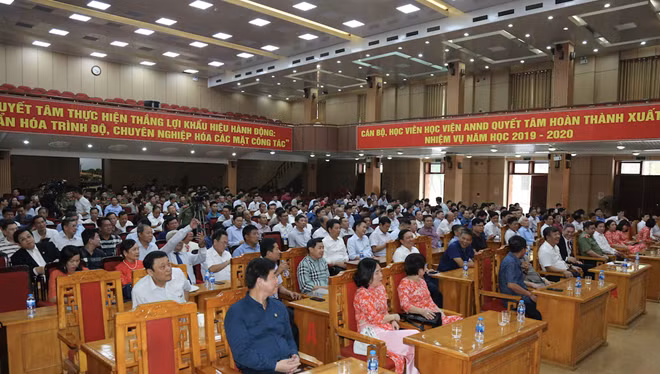 Lãnh đạo Học viện, cựu học viên D16 và sinh viên ưu tú tại Hội trường Học viện ANND.