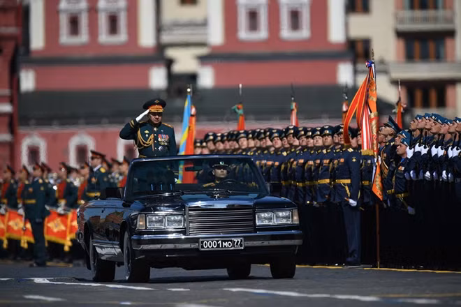 Bộ trưởng Quốc phòng Nga Sergei Shoigu duyệt đội hình hơn 10.000 binh sĩ Nga chuẩn bị cho Lễ duyệt binh mừng chiến thắng.