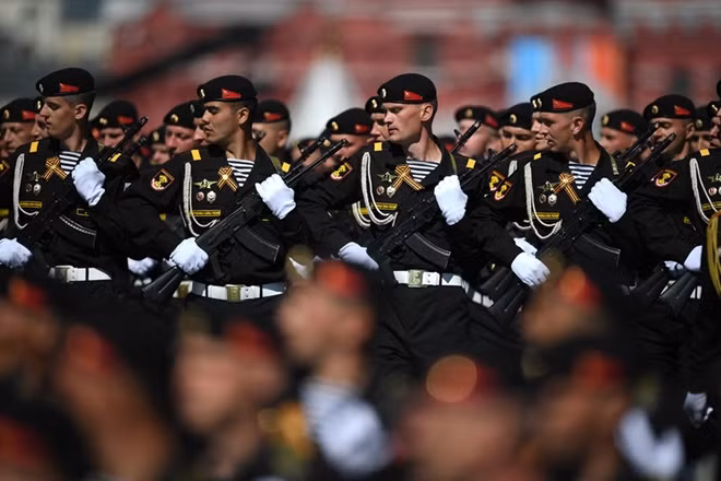 Họ là niềm tự hào của quân đội Nga. Trong ảnh là đội duyệt binh của Bộ binh hải quân Nga, những người luôn nổi bật với chiếc mũ nồi đen mạnh mẽ.