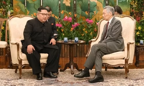 Thủ tướng Singapore Lý Hiển Long và lãnh đạo Triều Tiên Kim Jong-un trò chuyện tại Singapore. Ảnh: Straitstimes